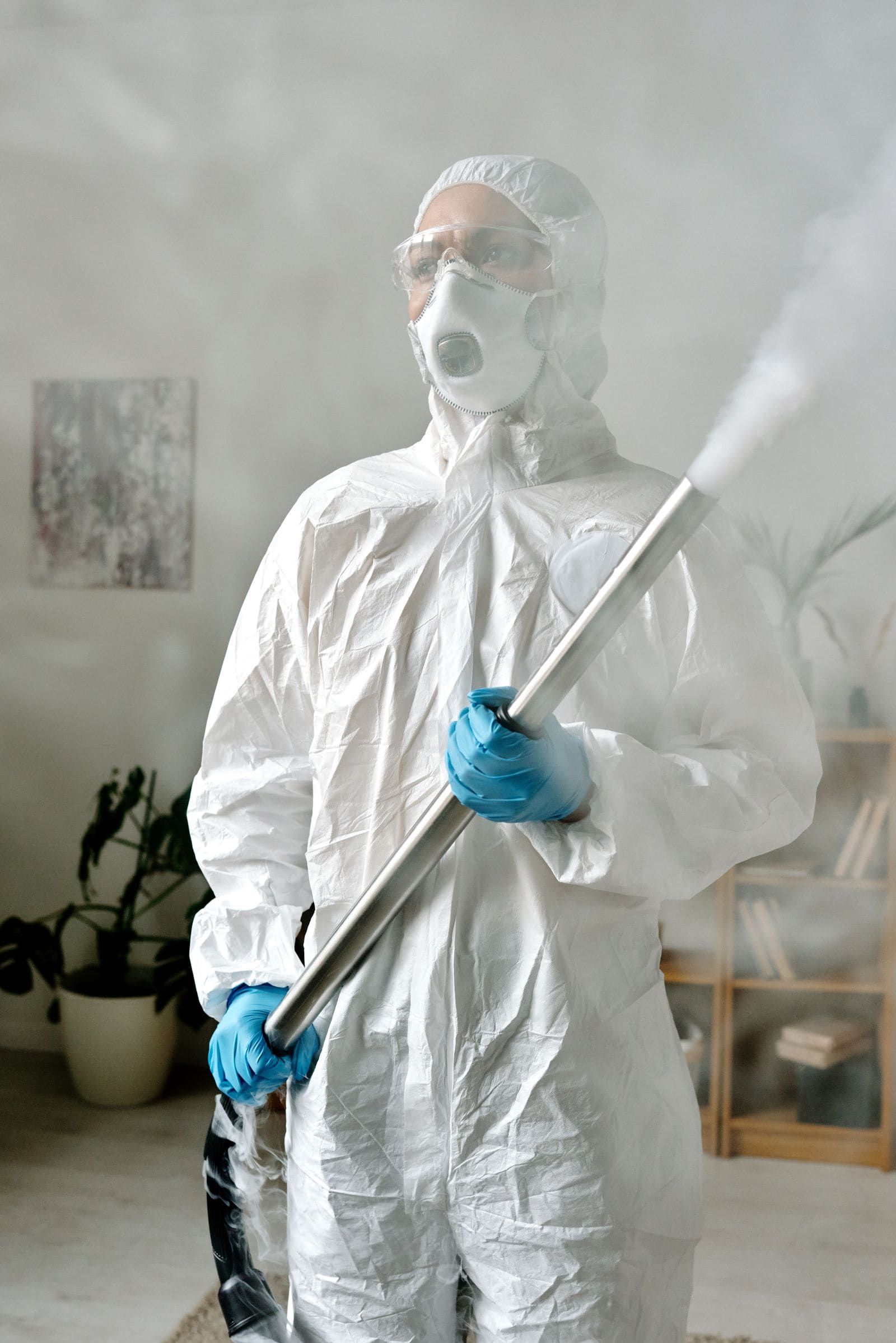 Aplicación de tratamiento de fumigación por técnico especializado